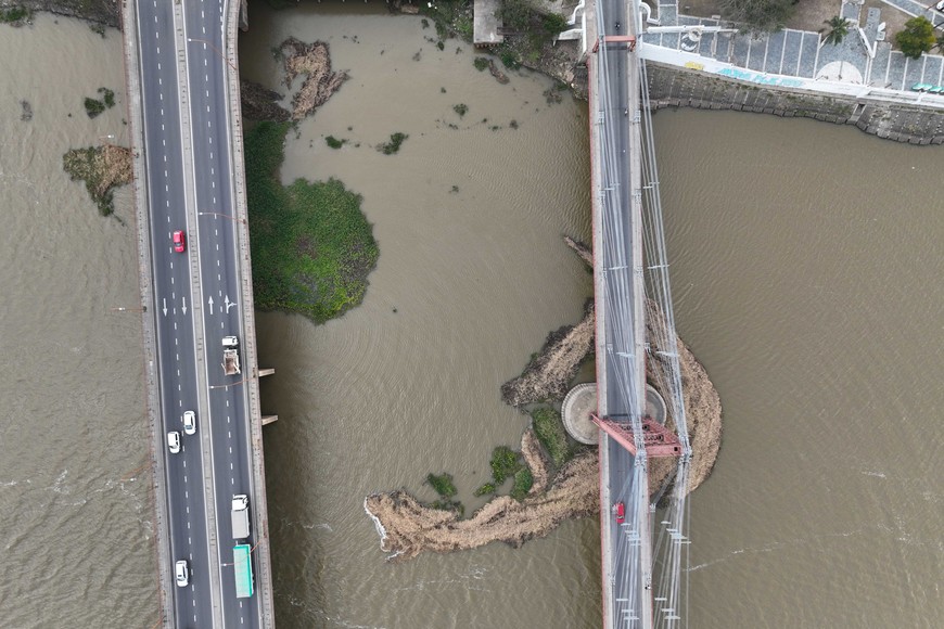 El drone de El Litoral sobrevoló la zona de los puentes Colgante y Oroño este martes 12 de septiembre. Foto: Fernando Nicola