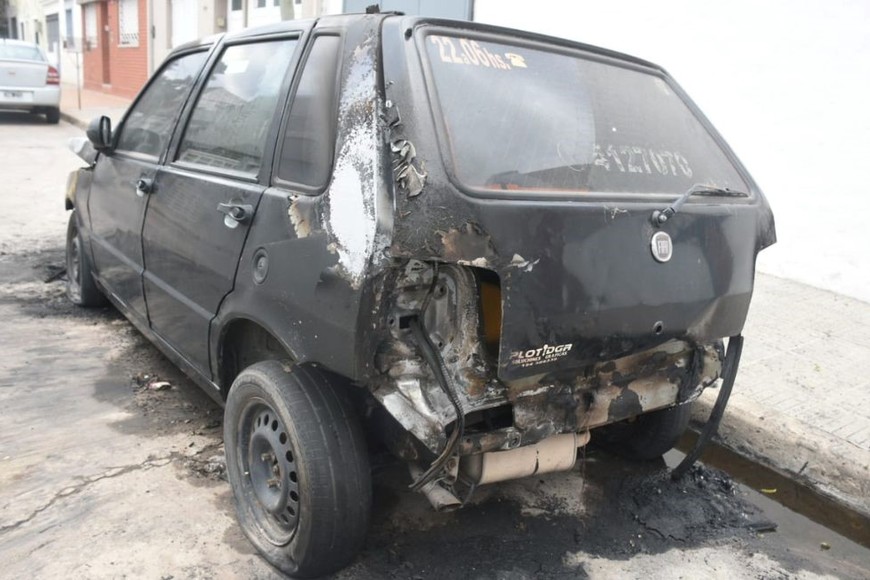 El Fiat Uno que fue incendiado en pasaje Echeverría 1900.  Crédito: Guillermo Di Salvatore.