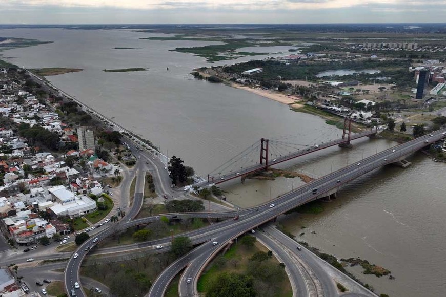 Panorámica de las costaneras santafesinas, los puentes y la laguna Setúbal, con el agregado del embalsado, ahora dividido en varias partes. Foto: Fernando Nicola