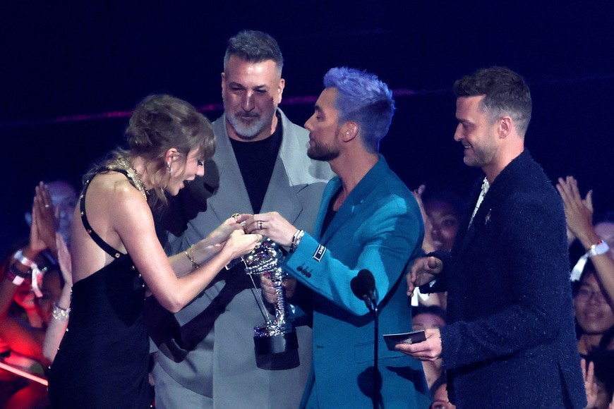 Taylor Swift receives the Best Pop award from NSYNC members  Justin Timberlake, Joey Fatone and Lance Bass, during the 2023 MTV Video Music Awards at the Prudential Center in Newark, New Jersey, U.S., September 12, 2023. REUTERS/Brendan Mcdermid