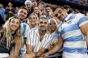 Agustín Creevy junto a su familia, luego del partido con Inglaterra. Su test número 102 con la camiseta de Los Pumas. Crédito: Prensa UAR.