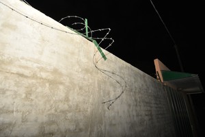 Los delincuentes cortaron un alambre de púas para escapar con el botín. Manuel Fabatía