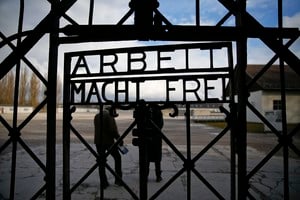 The main gate of the former Dachau concentration camp with the sign "Arbeit macht frei" (work sets you free) is seen in Dachau, near Munich, in this January 25, 2014 file picture. German police say part of the gate bearing the sign has been stolen, according to media reports on November 2, 2014.   REUTERS/Michael Dalder/Files  (GERMANY - Tags: SOCIETY) alemania dachau  alemania campo de concentracion de dachau holocausto segunda guerra mundial campos de concentracion lema el trabajo los hara libres