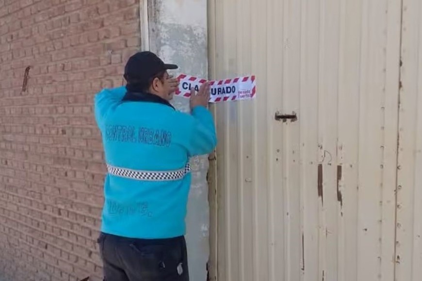 El momento en que el personal municipal lleva adelante la clausura del local.