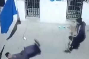 El momento en el que el interno ataca al agente penitenciario.