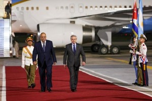 Alberto Fernández en su arribo a La Habana, Cuba.