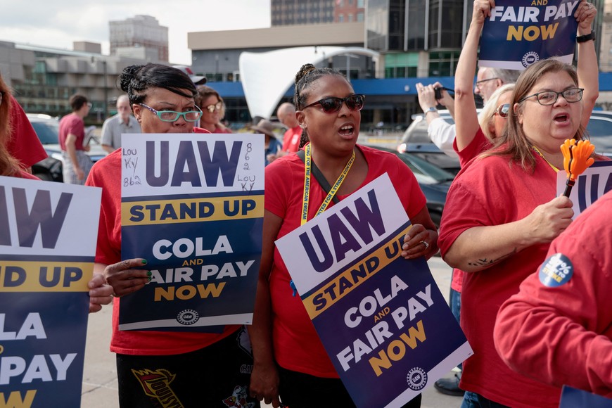 United Auto Workers from Louisville Kentucky rally in support of striking UAW members, in Detroit, Michigan, U.S. September 15, 2023.  REUTERS/Rebecca Cook