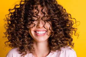 De acuerdo a este movimiento, el cabello rizado y ondulado tiene su propia personalidad y belleza únicas.