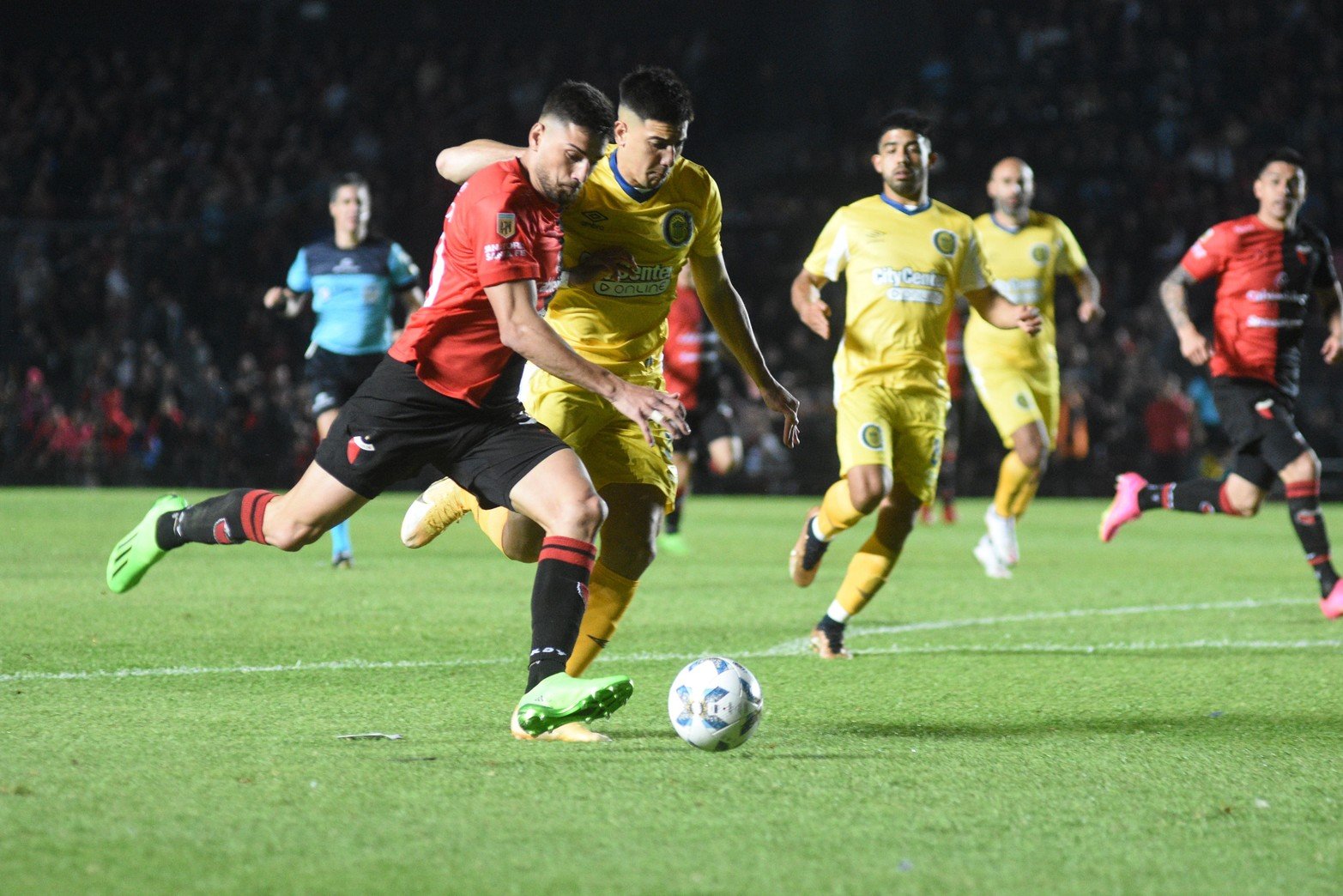 Santiago Pierotti desborda una y otra vez. Fue una de las figuras de la cancha. El DT Gorosito lo colocó de delantero y ahora le pide que explote con sus corridas los huecos libres. 