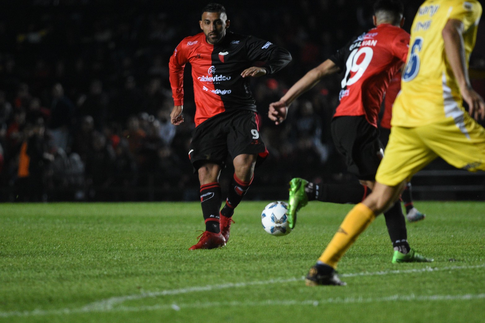 "Wanchope" Abila tira el pase corto que complicó a la defensa canalla. En el rebote Tomás Galván abrió el marcador.