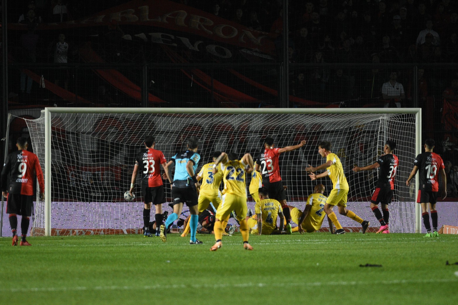 Momento amargo. Poco tiempo después del gol de Galvan, llegó el gol de Central en los pies de un  ex Unión: Damián Martínez.