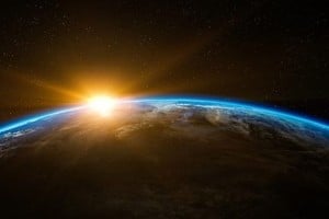 La capa de ozono es una frágil franja de gas que protege la Tierra de los efectos nocivos de los rayos solares, contribuyendo así a preservar la vida en el planeta.