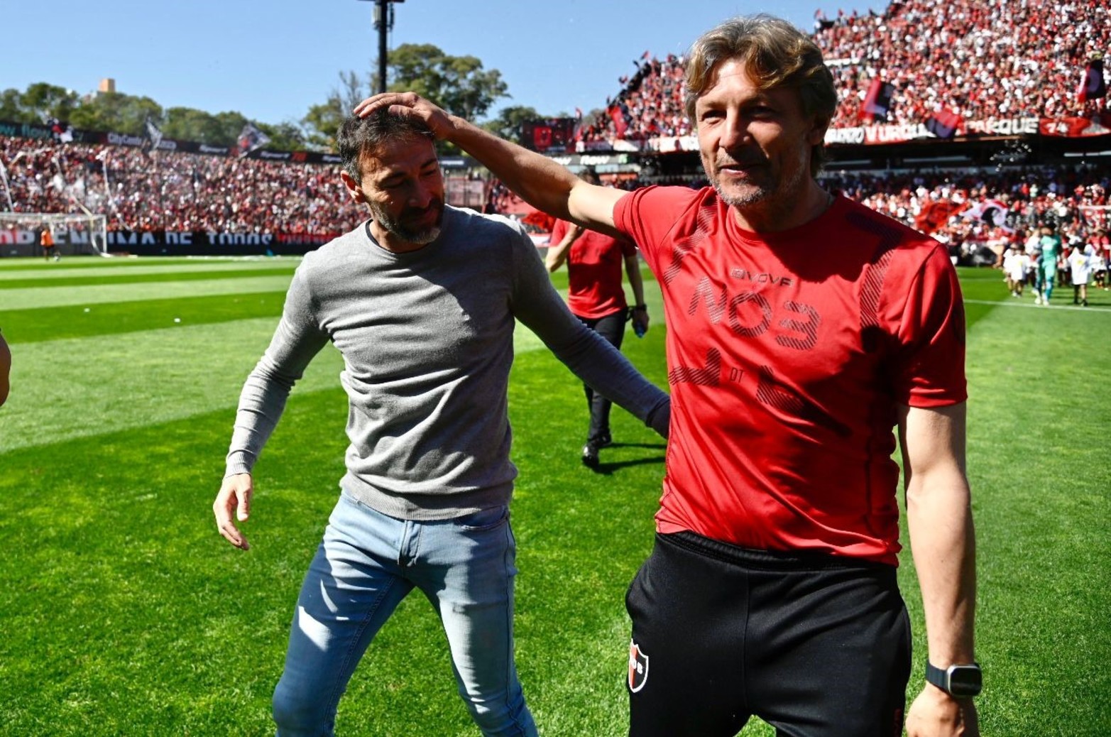 Dos ex jugadores mundialistas y compañeros en la Selección. Ahora en el rol de DT. Cristián González y Gabriel Heinse en el inicio del partidos.