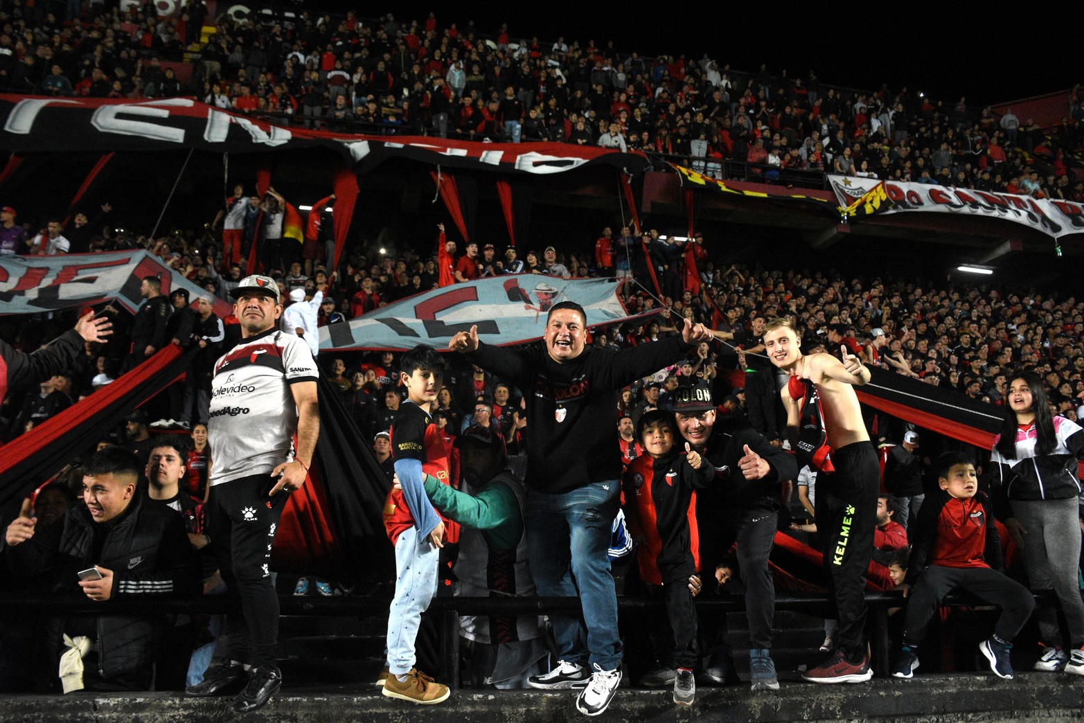 La hinchada sabalera a pleno. Los sabaleros vivieron otro partido como una final desde las tribunas.