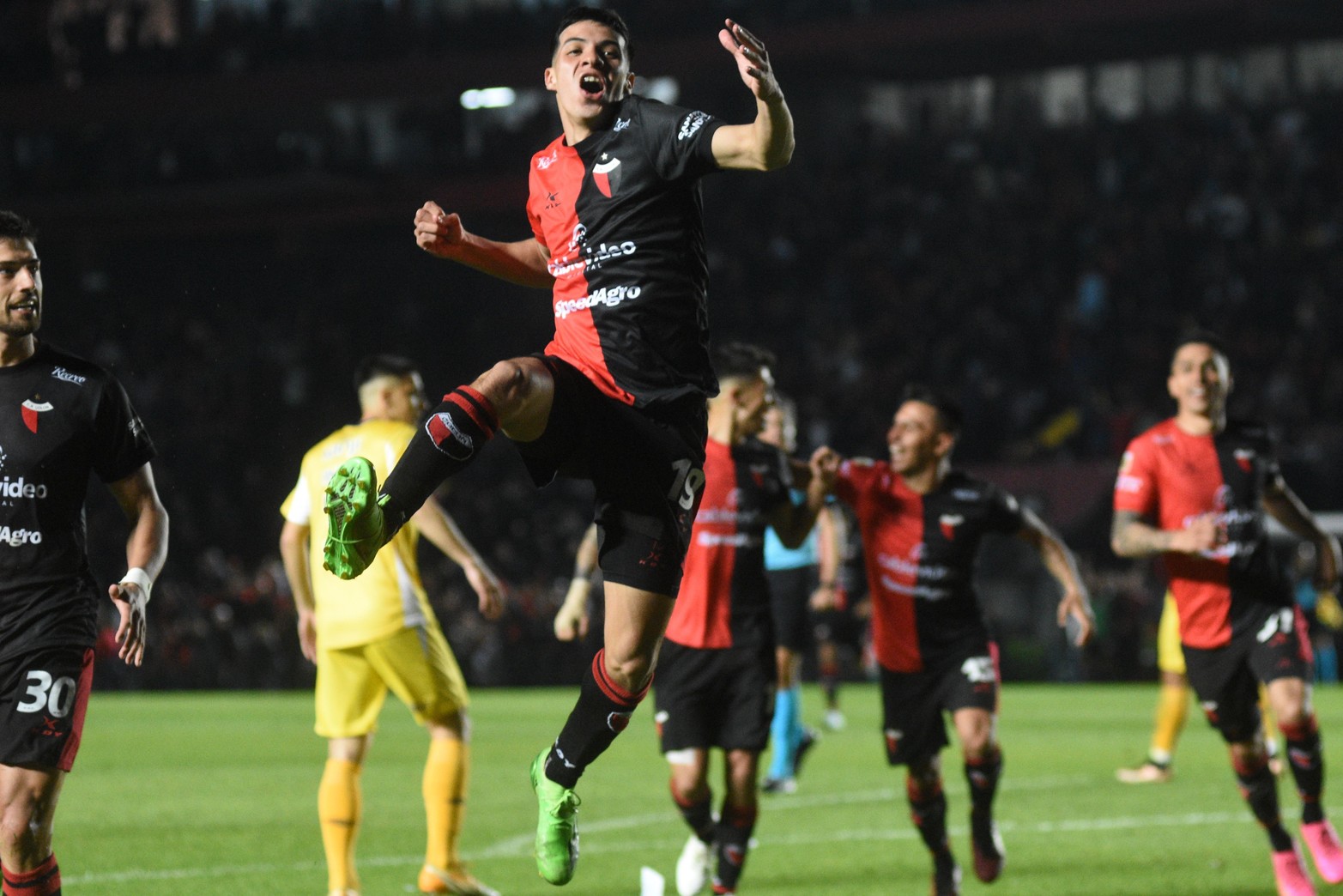 El salto de la felicidad. Tomás Galván lo grita la platea este. Tomó un rebote y le pegó.