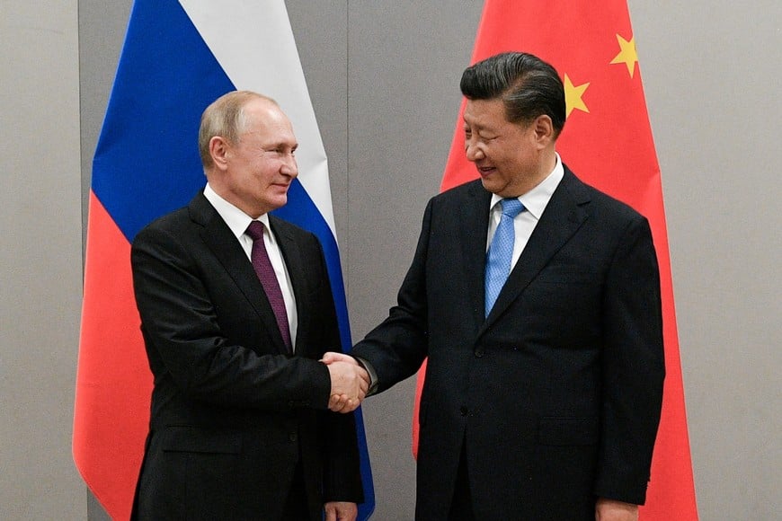 FILE PHOTO: Russian President Vladimir Putin shakes hands with Chinese President Xi Jinping during their meeting on the sidelines of a BRICS summit, in Brasilia, Brazil, November 13, 2019.  Sputnik/Ramil Sitdikov/Kremlin via REUTERS ATTENTION EDITORS - THIS IMAGE WAS PROVIDED BY A THIRD PARTY./File Photo