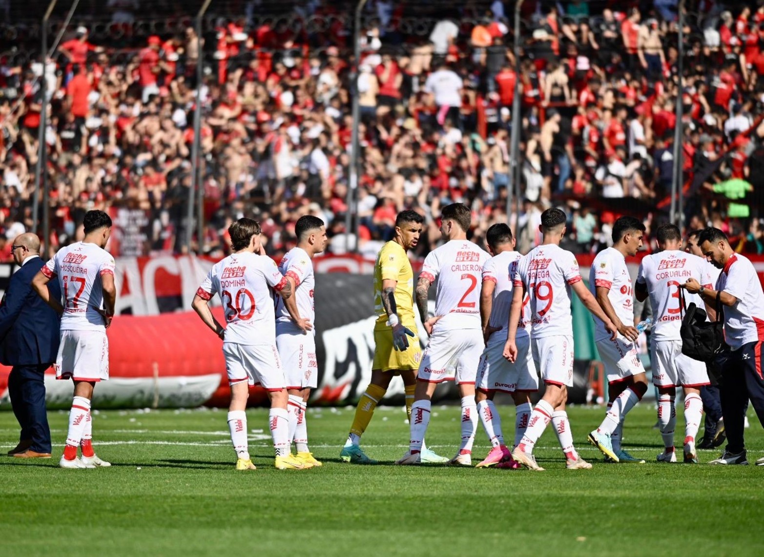 Debido a las altas temperaturas (superó los 30 grados) el partido fue parado a los 30 minutos del primer tiempo para que los jugadores tomen agua.