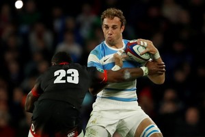 Rugby Union - Autumn Internationals - England vs Argentina- Twickenham Stadium, London, Britain - November 11, 2017   Argentina’s Leonardo Senatore in action with England’s Semesa Rokoduguni     Action Images via Reuters/Andrew Boyers londres inglaterra Leonardo Senatore partido test match rugby rugbiers partido seleccion inglaterra argentina los pumas