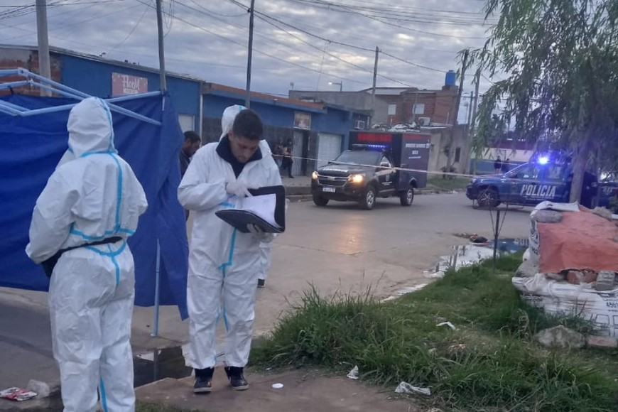 Presencia de la policía científica en el lugar del hecho.