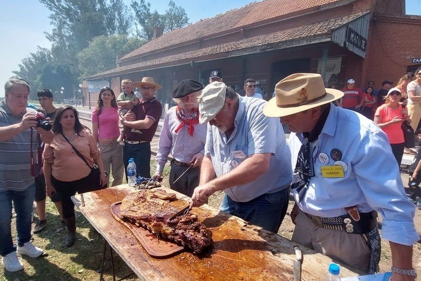 Matilde vivió una jornada inolvidable. La primera edición de la fiesta convocó a 12 duplas de asadores locales. Familias de la localidad y la región participaron de un evento único.
Foto: Gentileza