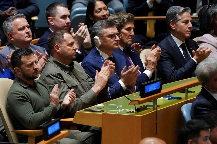 Ukraine's President Volodymyr Zelenskiy applauds U.S. President Joe Biden along with his Ukrainian delegation and the U.S. delegation including United States Special Presidential Envoy for Climate John Kerry and U.S. Secretary of State Antony Blinken during the 78th Session of the U.N. General Assembly in New York City, U.S., September 19, 2023.  REUTERS/Kevin Lamarque