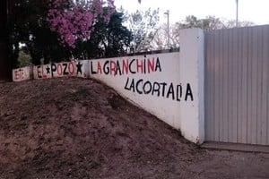 Los daños se observaron en paredes y mobiliario urbano, en un área cercana al estadio "Brigadier López".