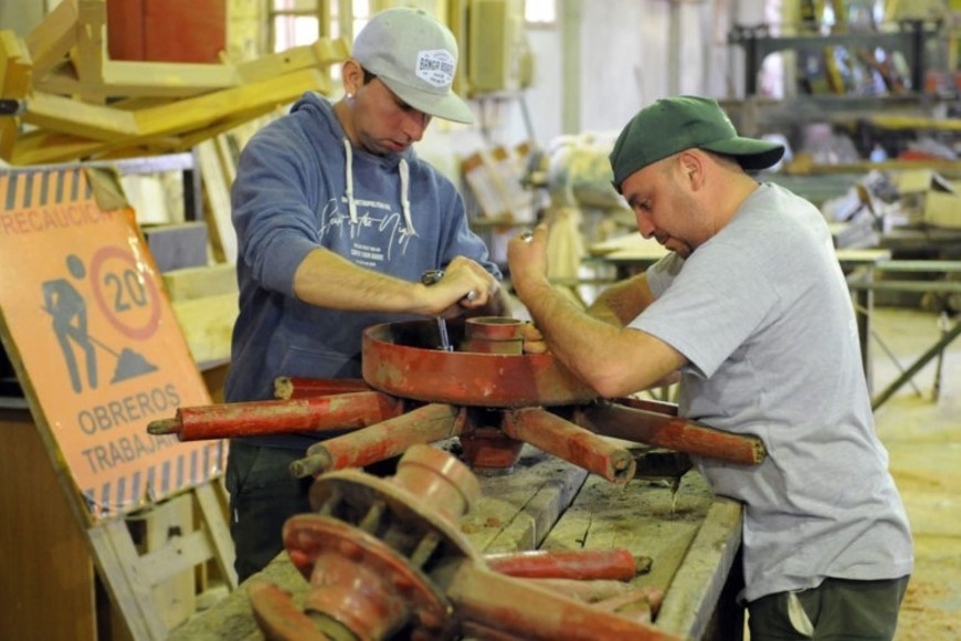 La puesta en valor se ejecuta en los talleres municipales de carpintería y herrería.