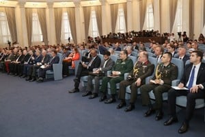 Foto de la "sesión informativa" organizada por la cancillería azerí, con presencia de parte de la comunidad internacional, donde se destaca la embajadora argentina en segunda fila.