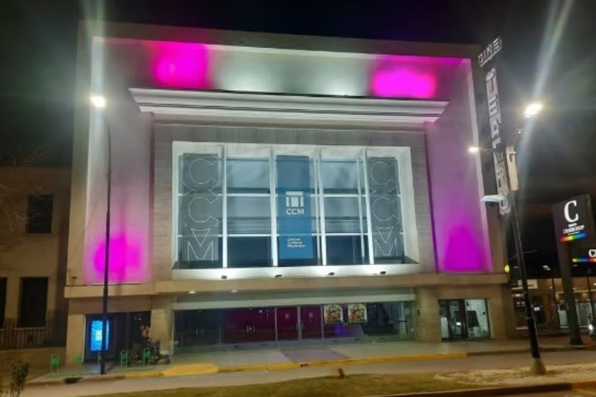 Centro Cultural Municipal iluminado para concientizar.