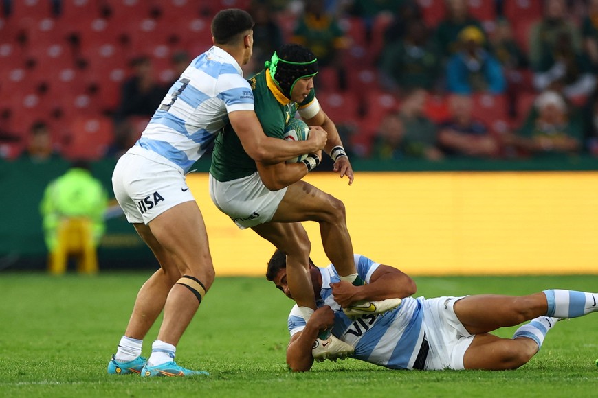 Rugby Union - Rugby Championship - South Africa v Argentina - Ellis Park Stadium, Johannesburg, South Africa - July 29, 2023
South Africa's Kurt-Lee Arendse in action with Argentina's Joel Sclavi and Santiago Chocobares REUTERS/Siphiwe Sibeko