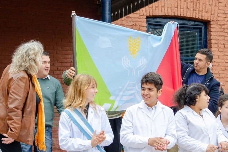 Luego de la finalización del concurso “Una Bandera para Matilde”, este miércoles se conoció al ganador: se trata de Mauricio Cesarini quien oficialmente fue el creador de la Bandera oficial de la localidad con su diseño original. Foto: PATRICIA SPERANZA