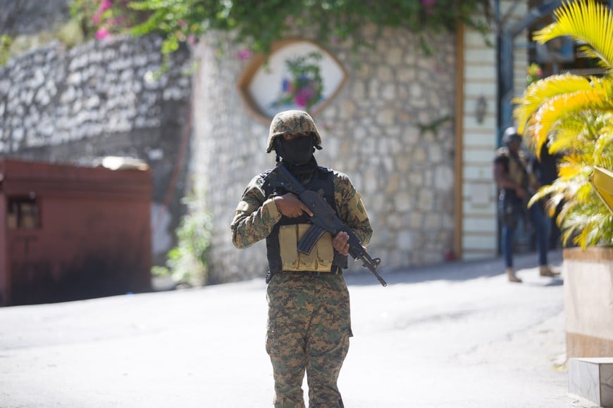 (210707) -- PUERTO PRINCIPE, 7 julio, 2021 (Xinhua) -- Un soldado vigila frente a la casa del presidente haitiano, Jovenel Moise, en Puerto Príncipe, Haití, el 7 de julio de 2021. Moise murió tiroteado en su casa, anunció el miércoles en un comunicado el primer ministro interino del país, Claude Joseph. (Xinhua/Tcharly Coutin) (tc) (da) (vf)