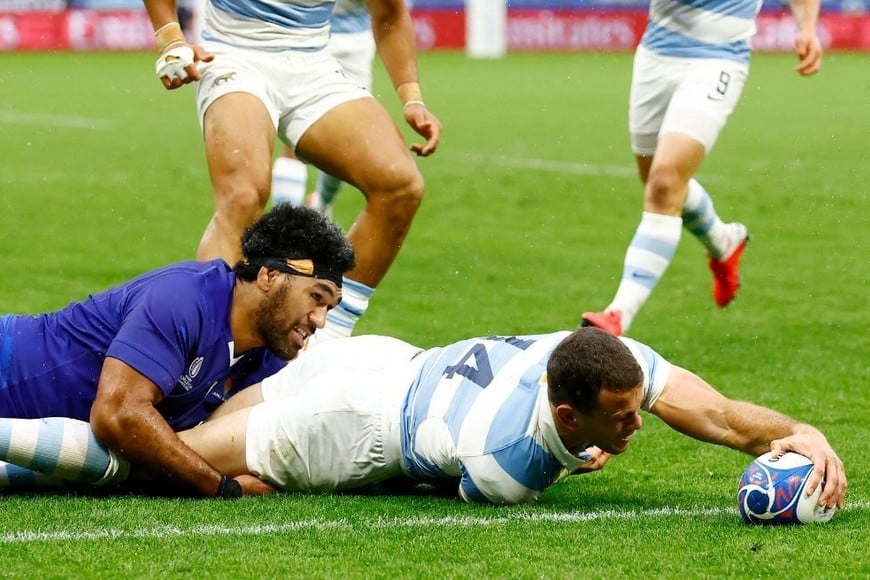 Emiliano Boffelli se esfuerza para anotar el único try de Los Pumas.  El esfuerzo fue el denominador común de los argentinos para quedarse con el triunfo. Crédito: Reuters.