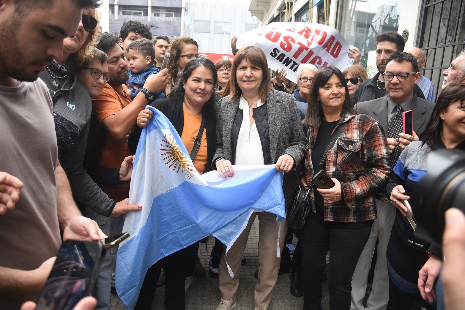 En la recorrida de Patricia Bullrich en la peatonal posó junto la bandera Argentina.