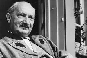 Martin Heidegger fue un reconocido filósofo, poeta y profesor universitario alemán. Destacado autor, entre otras obras, de "Ser y tiempo" (1927), muchos especialistas se refieren a él como "el pensador más importante del siglo XX".