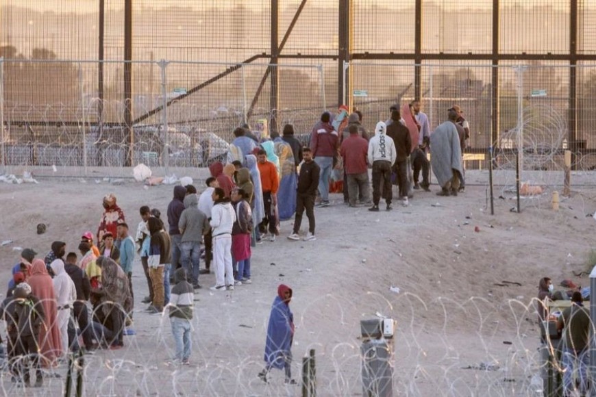 Migrantes esperando en El Paso, Texas, frontera entre México y EE.UU.