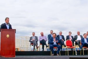 El ministro de Economía encabezó este domingo un acto en Salta junto a los gobernadores del Norte Grande. Crédito: Prensa Economía