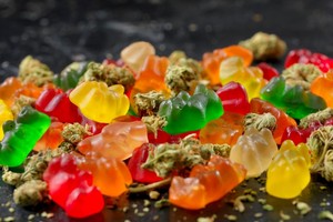 Habían comprado por internet un frasco de gomas masticables de THC