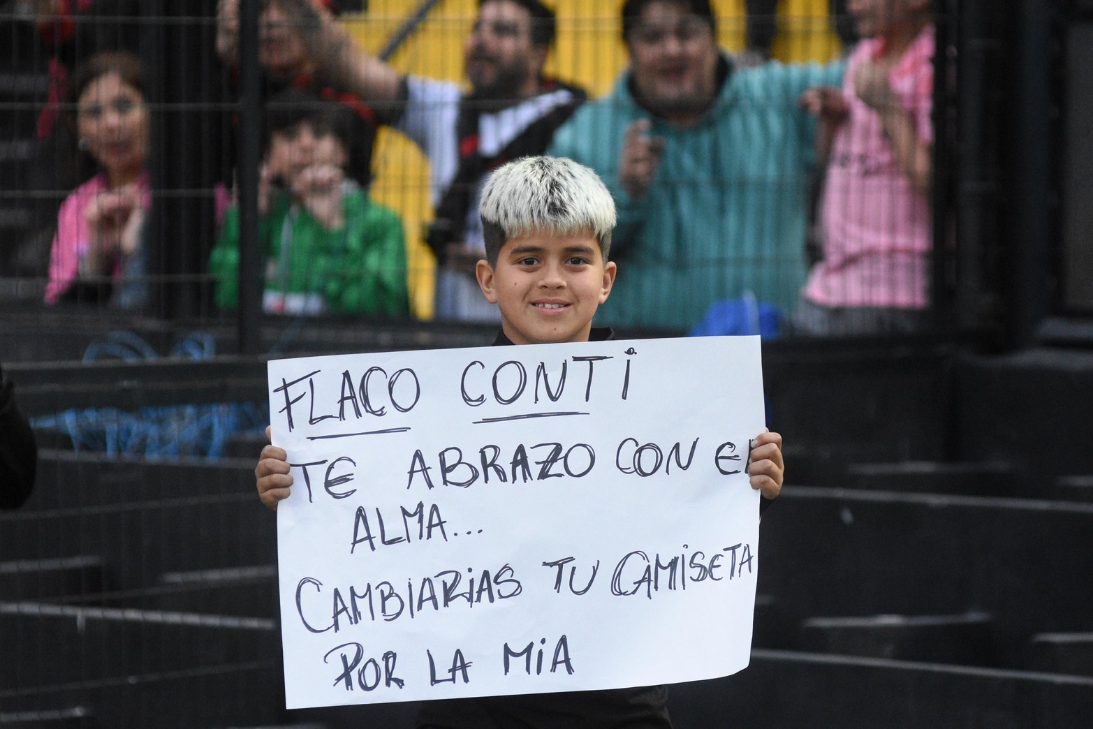 El hincha con dedicatoria a Germán Conti. Colón ganó 3 a 1 a Argentinos Juniors.