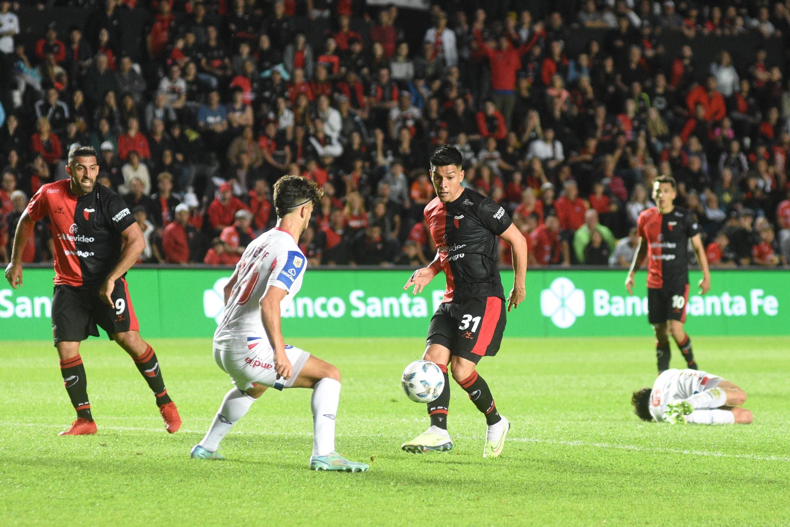 Favio Álvarez tira un pase en el primer tiempo. Colón ganó 3 a 1 a Argentinos Juniors