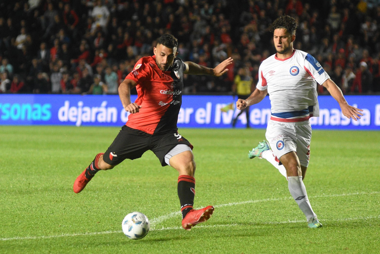 El primer gol. Ramón Abila definirá cruzado y marcará el primer gol. Colón ganó 3 a 1 a Argentinos Juniors