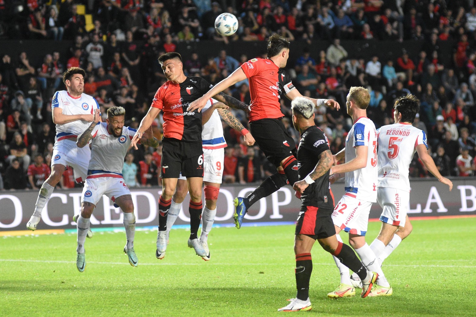 Los dos centrales. Garces y Goltz en el aire. Colón ganó 3 a 1 a Argentinos Juniors.