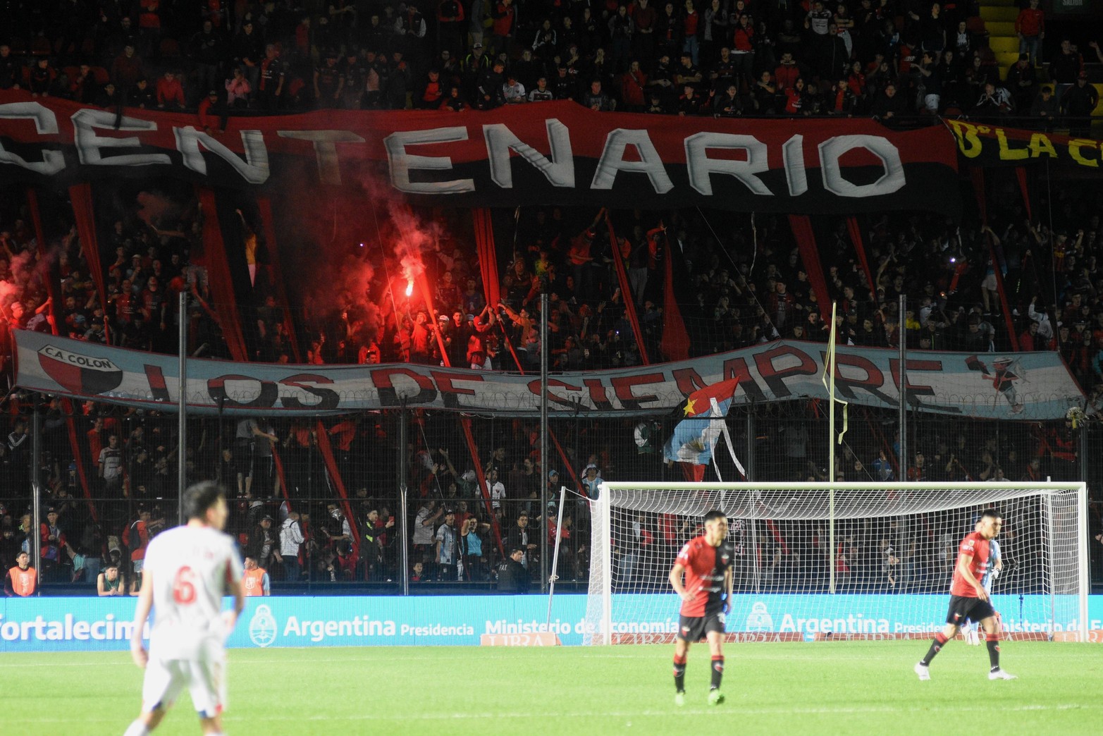 La hinchada sabalera alentó al equipo. El primer tiempo fue dramático y el segundo lo pudo dar vuelta Colón y lo ganó 3 a 1.