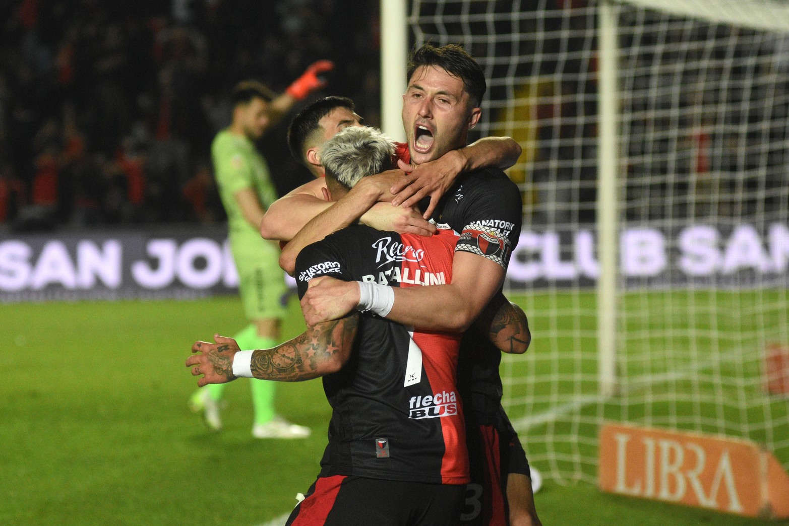 Dos cabezazos en el área suele ser gol. El segundo gol que Garcés la tiró al medio del área chica y Damián Batallini la tiró por arriba del arquero. Colón ganó 3 a 1 a Argentinos Juniors.  