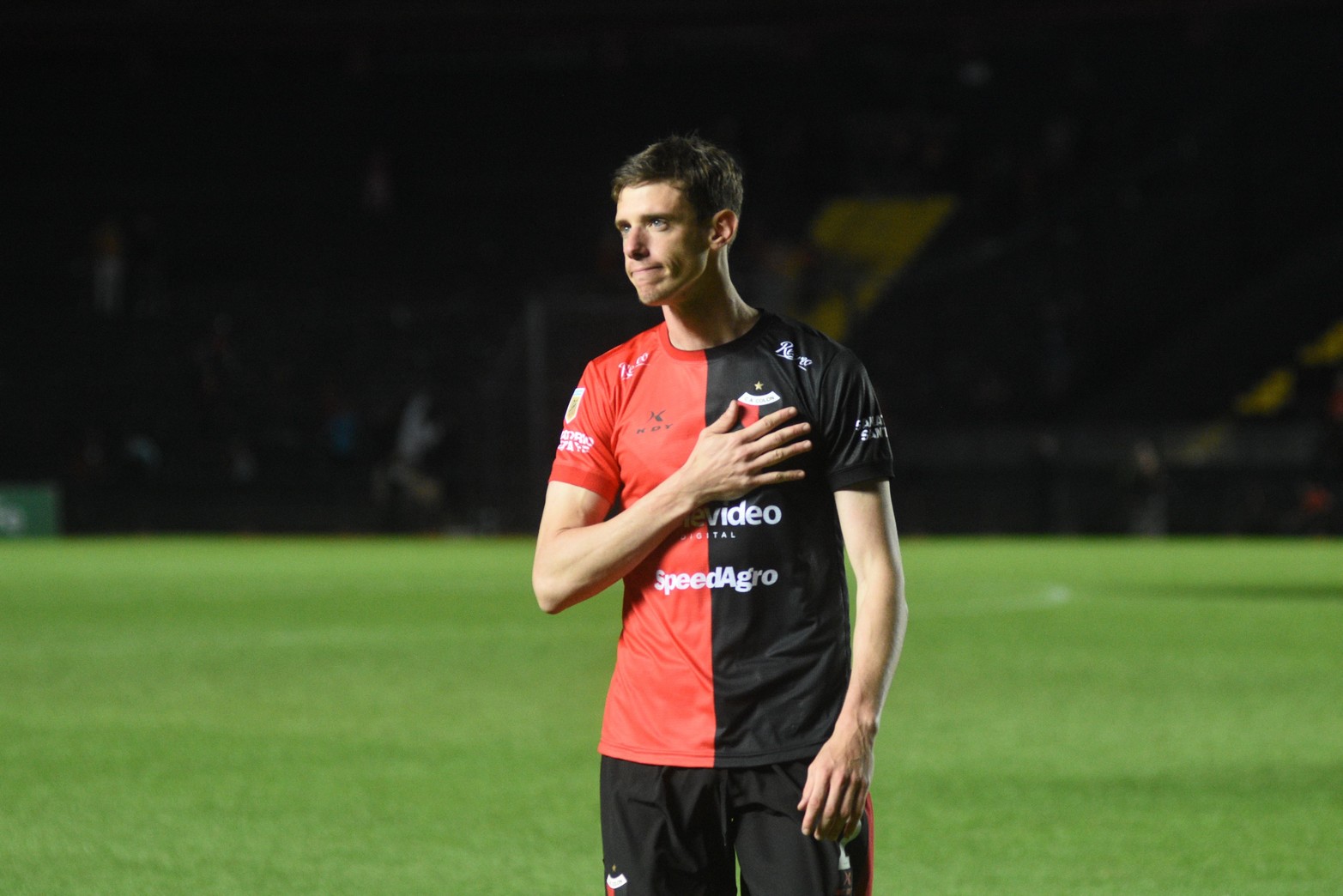 Germán Contí ingresó al final del segundo tiempo. Al fnal fue ovacionado. En la semana falleció su mamá. Colón ganó 3 a 1 a Argentinos Juniors.