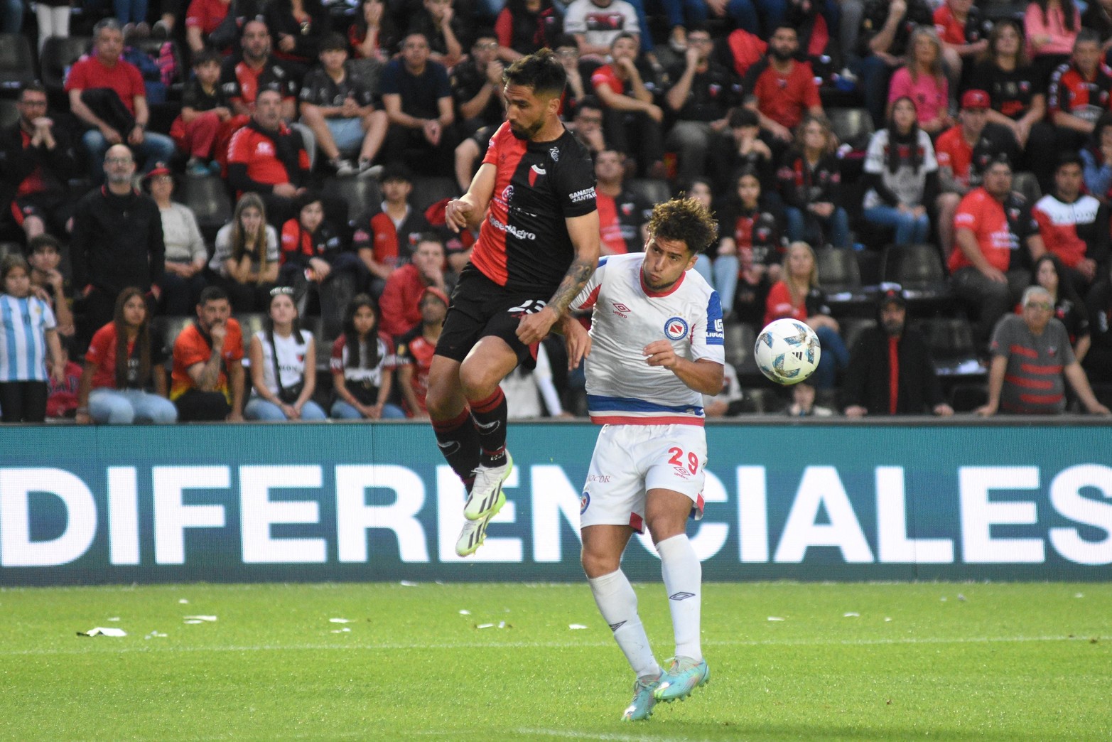 El paraguayo Alberto Espinola jugó otro buen partido. Colón ganó 3 a 1 a Argentinos Juniors