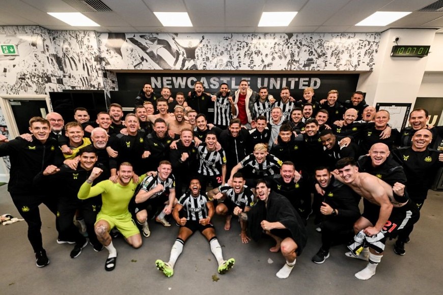 El festejo del Newcastle en el vestuario.