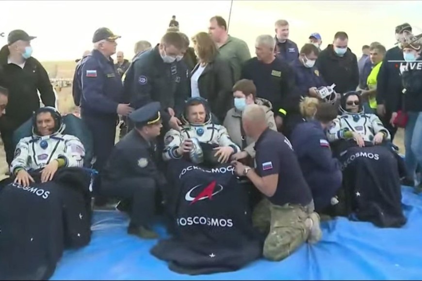 Aterrizaje de los astronautas en Kazajstán. Regresaron a la Tierra a bordo de la cápsula rusa Soyuz MS-23.