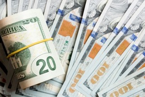 El dólar blue abre a $758,