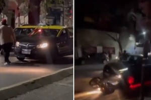 Uno de los taxistas se enojó porque aparentemente el otro se adelantó en el tránsito para "robarle" un pasajero que estaba esperando un colectivo.